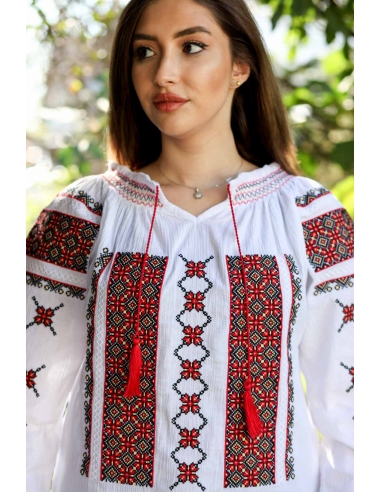 Ie traditionala romaneasca maneca lunga