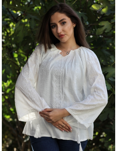 IE tradițională albă cu broderie geometrică din bumbac 100%, maneca lunga. Disponibilă în mărimi variate