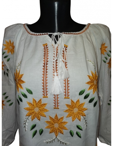 Rochie traditionala brodata cu motive...