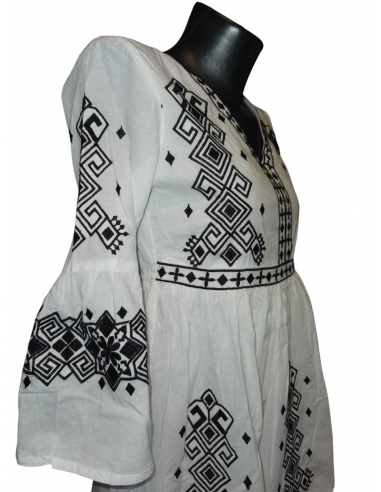 rochie traditionala brodata cu motive romanesti marimi disponibile de la S la 3XL