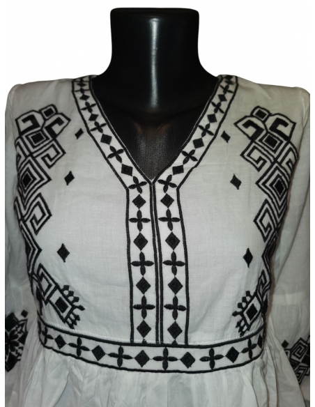 rochie traditionala brodata cu motive romanesti marimi disponibile de la S la 3XL