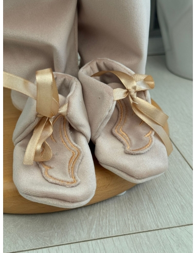Costum de botez pentru băieți, disponibil în mărimi 3 luni, 3-6 luni, 6-9 luni, 9-12 luni.
