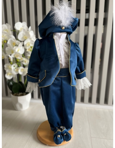Costum de botez pentru băieți, disponibil în mărimi 3 luni, 3-6 luni, 6-9 luni, 9-12 luni.