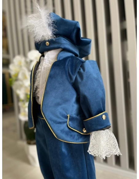 Costum de botez pentru băieți, disponibil în mărimi 3 luni, 3-6 luni, 6-9 luni, 9-12 luni.