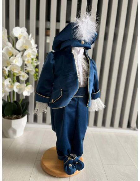 Costum de botez pentru băieți, disponibil în mărimi 3 luni, 3-6 luni, 6-9 luni, 9-12 luni.