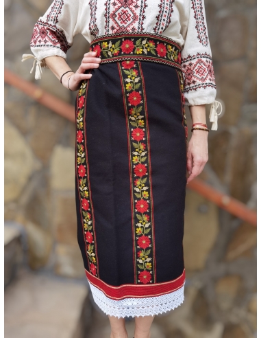 Catrinta cu flori si brau traditional