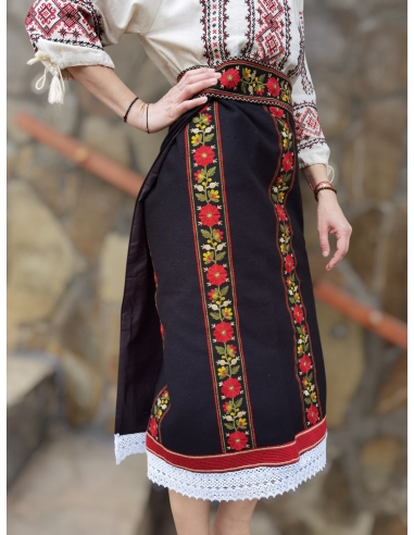 Catrinta cu flori si brau traditional