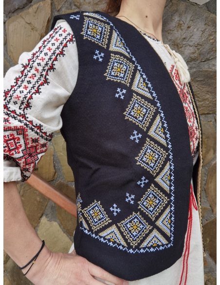 Vesta traditionala din amestec lana, brodata cu motive romanesti, disponiblia in marimi variate de la S la 3XL