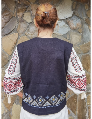 Vesta traditionala din amestec lana, brodata cu motive romanesti, disponiblia in marimi variate de la S la 3XL