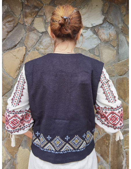 Vesta traditionala din amestec lana, brodata cu motive romanesti, disponiblia in marimi variate de la S la 3XL