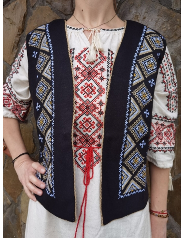 Vesta traditionala din amestec lana, brodata cu motive romanesti, disponiblia in marimi variate de la S la 3XL