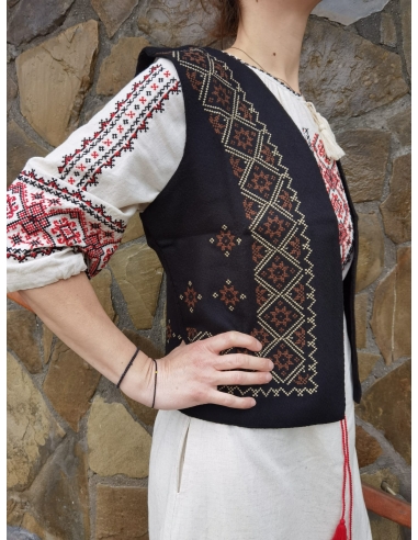 Vesta traditionala din amestec lana, brodata cu motive romanesti, disponiblia in marimi variate de la S la 3XL