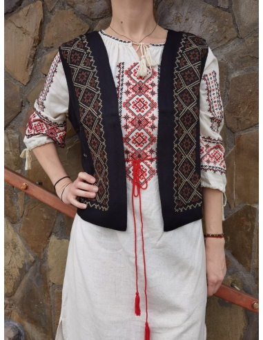 Vesta traditionala din amestec lana, brodata cu motive romanesti, disponiblia in marimi variate de la S la 3XL