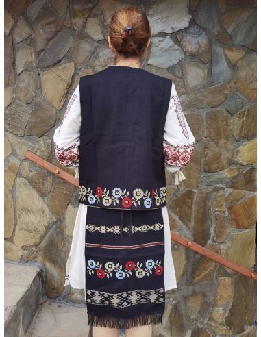 Vesta traditionala din amestec lana, brodata cu motive romanesti, disponiblia in marimi variate de la S la 3XL