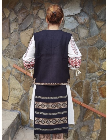 Vesta traditionala din amestec lana, brodata cu motive romanesti, disponiblia in marimi variate de la S la 3XL