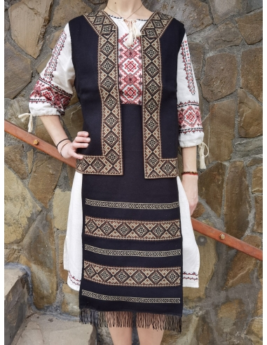 Vesta traditionala din amestec lana, brodata cu motive romanesti, disponiblia in marimi variate de la S la 3XL