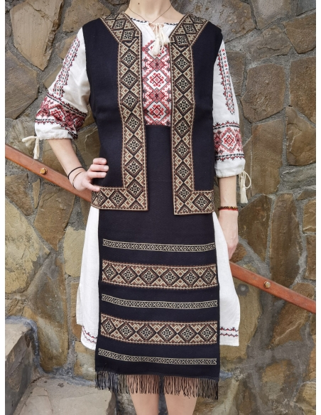 Vesta traditionala din amestec lana, brodata cu motive romanesti, disponiblia in marimi variate de la S la 3XL