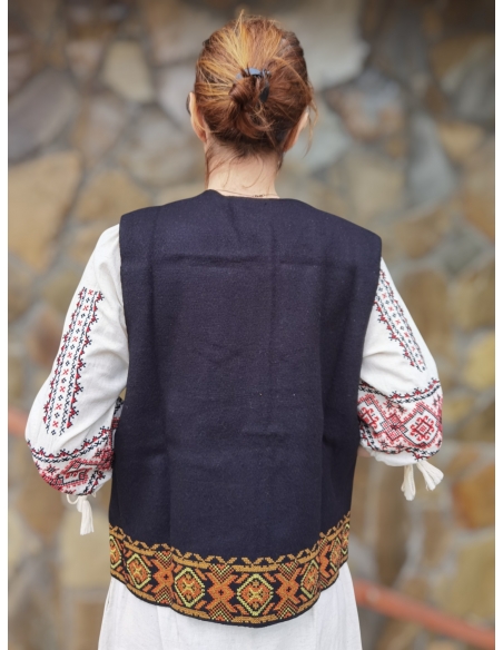 Vesta traditionala din amestec lana, brodata cu motive romanesti, disponiblia in marimi variate de la S la 3XL