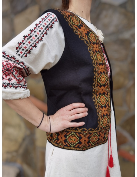 Vesta traditionala din amestec lana, brodata cu motive romanesti, disponiblia in marimi variate de la S la 3XL