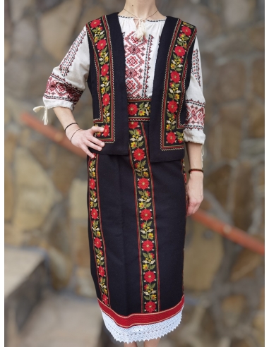 Vesta traditionala din amestec lana, brodata cu motive romanesti, disponiblia in marimi variate de la S la 3XL