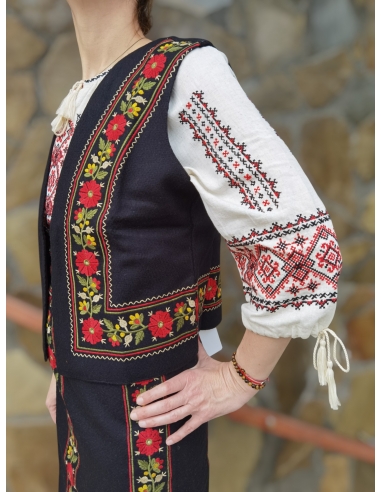 Vesta traditionala din amestec lana, brodata cu motive romanesti, disponiblia in marimi variate de la S la 3XL