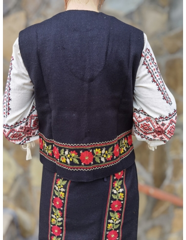 Vesta traditionala din amestec lana, brodata cu motive romanesti, disponiblia in marimi variate de la S la 3XL