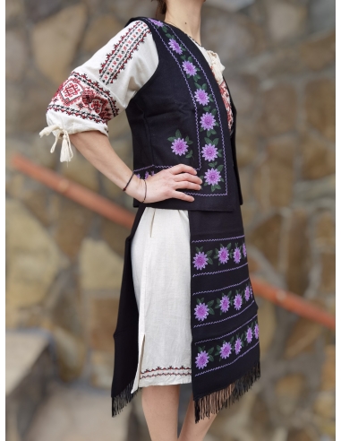 Vesta traditionala din amestec lana, brodata cu motive romanesti, disponiblia in marimi variate de la S la 3XL