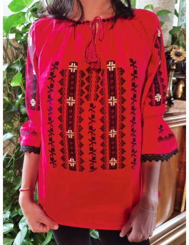 Ie Tradițională Damă – Roșu Intens, Broderie Neagră și Albă, Mâneci Trei Sferturi
