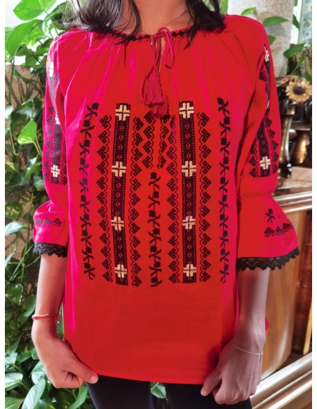 Ie Tradițională Damă – Roșu Intens, Broderie Neagră și Albă, Mâneci Trei Sferturi