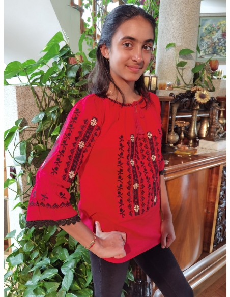 Ie Tradițională Damă – Roșu Intens, Broderie Neagră și Albă, Mâneci Trei Sferturi