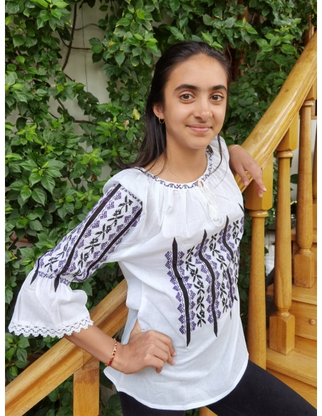 Ie Tradițională Damă Albă cu Broderie Negru-Mov – Mâneci Trei Sferturi, Bumbac 100%
