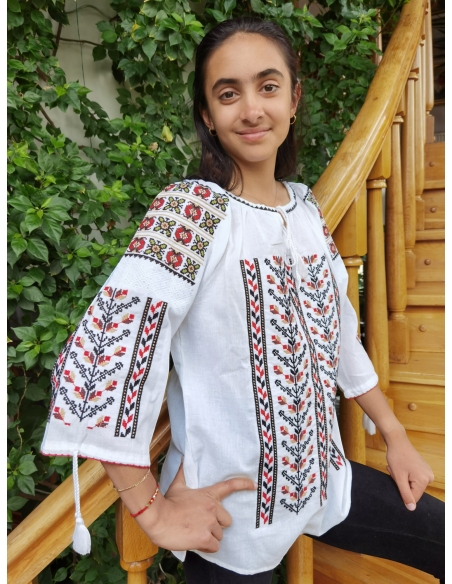 Ie Tradițională Albă din Bumbac cu Broderie Geometrică – Mâneci Trei Sferturi