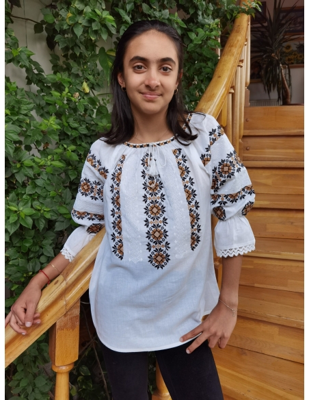 Ie Tradițională Albă din Bumbac cu Broderie Geometrică/Maro/Negru– Mâneci Trei Sferturi