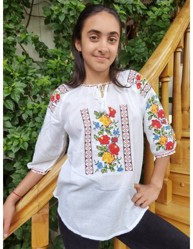 Ie Tradițională Albă din Bumbac cu Broderie Florala Multicolora – Mâneci Trei Sferturi