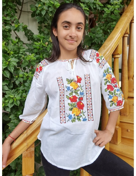 Ie Tradițională Albă din Bumbac cu Broderie Florala Multicolora – Mâneci Trei Sferturi