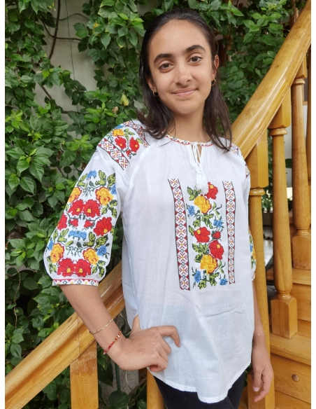 Ie Tradițională Albă din Bumbac cu Broderie Florala Multicolora – Mâneci Trei Sferturi