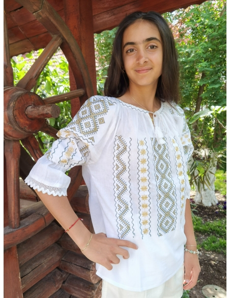 Ie Tradițională Alba din Bumbac cu Broderie Geometrica Bej – Mâneci Trei Sferturi