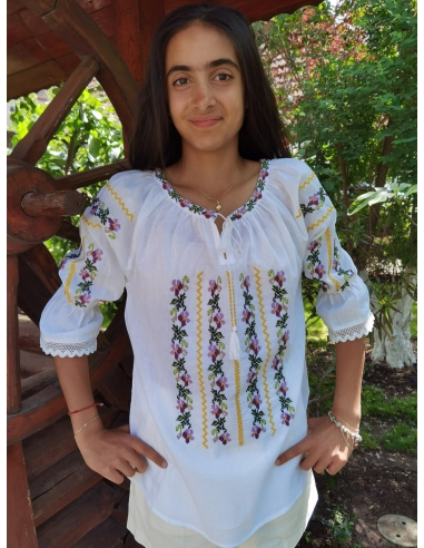 Ie Tradițională Alba din Bumbac cu Broderie Florala – Mâneci Trei Sferturi