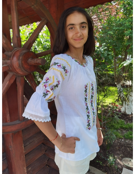 Ie Tradițională Alba din Bumbac cu Broderie Florala – Mâneci Trei Sferturi