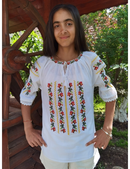 Ie Tradițională Alba din Bumbac cu Broderie Florala – Mâneci Trei Sferturi