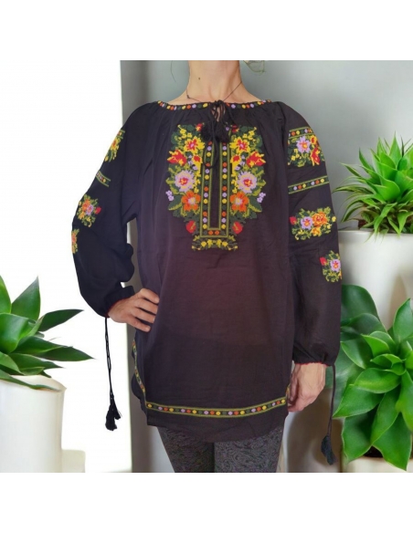 Ie Tradițională Românească Neagră – Broderie cu Motive Florale Multicolore