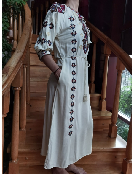 Rochie Tradițională din Țesătură Ușoară cu Broderie Multicoloră – Stil Românesc Autentic, Mărimi S-3XL