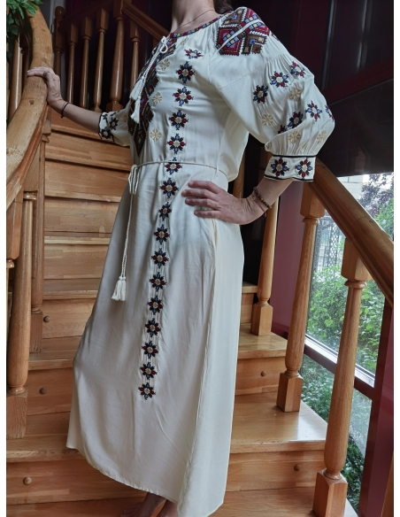 Rochie Tradițională din Țesătură Ușoară cu Broderie Multicoloră – Stil Românesc Autentic, Mărimi S-3XL