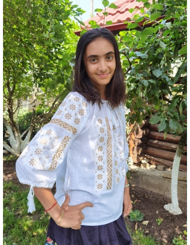 Ie tradițională albă pentru femei, broderie bej, mânecă trei sferturi – model autentic românesc