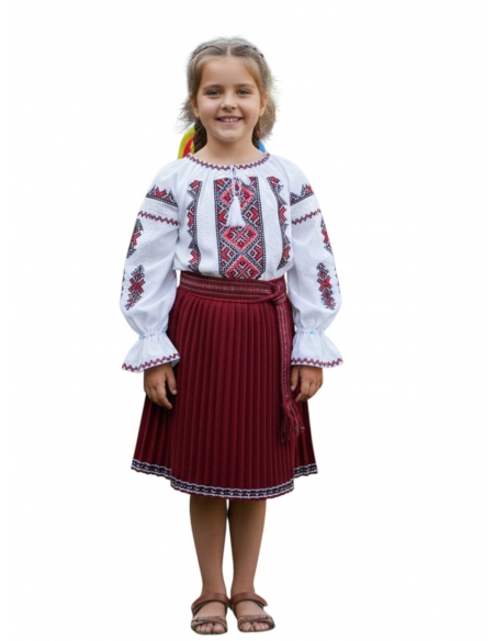 Ie traditionala fetita cu motive geometrice rosii si negre