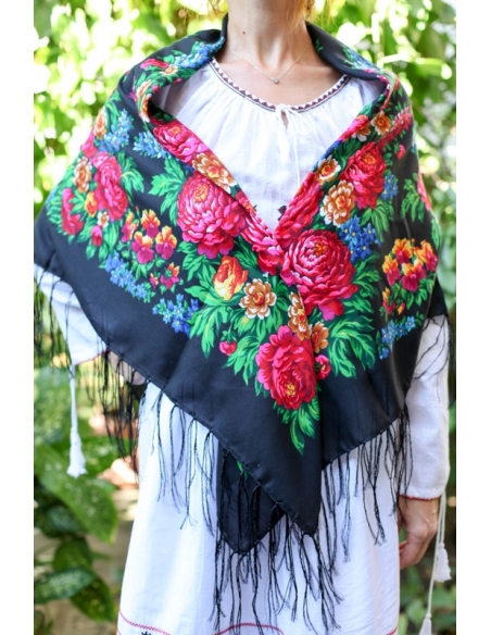 Sal traditional tip rusesc cu motive florale – fond negru, model clasic cu ciucuri