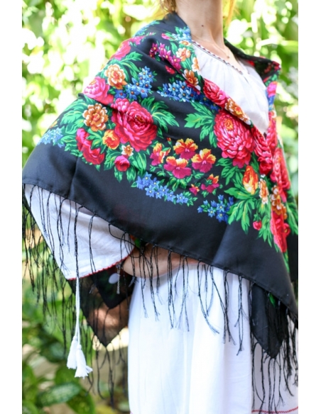 Sal traditional tip rusesc cu motive florale – fond negru, model clasic cu ciucuri