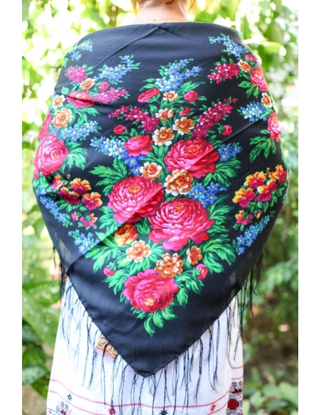 Sal traditional tip rusesc cu motive florale – fond negru, model clasic cu ciucuri