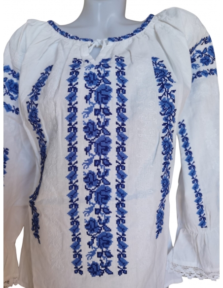 Set familie ii traditionale alb cu broderie albastra – mama tata copil