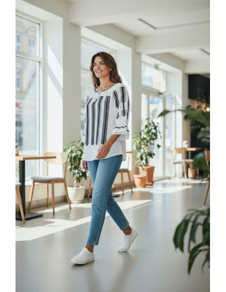 Bluza dama alba cu broderie neagra inspiratie traditionala romaneasca